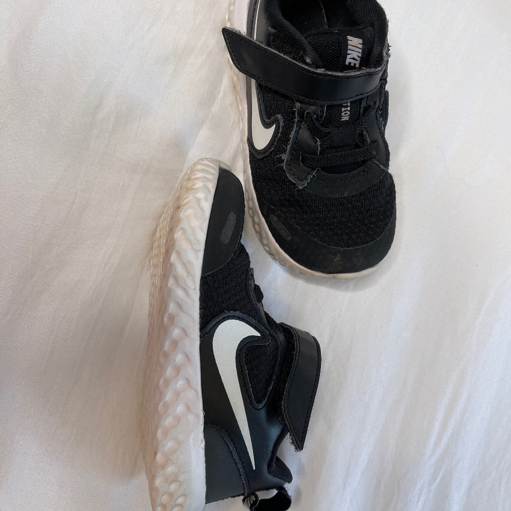 Toddler girl size 7 Nike revolution